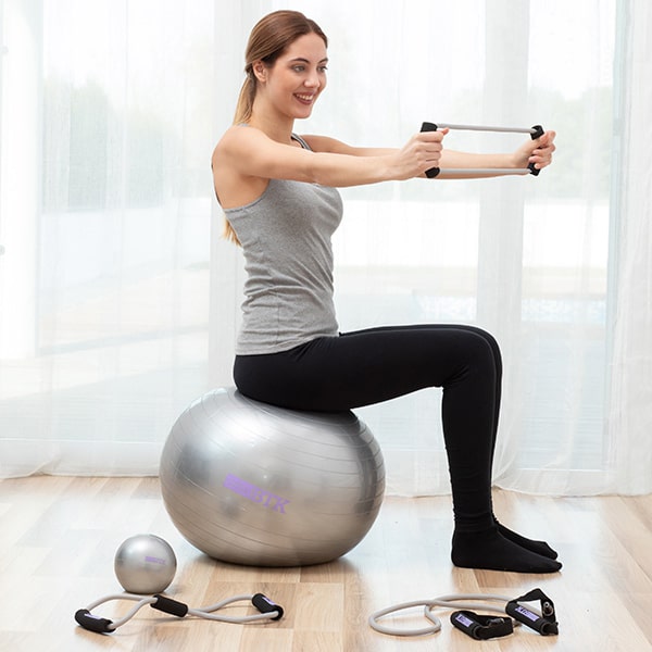 femme faisant un exercice avec un élastique de fitness
