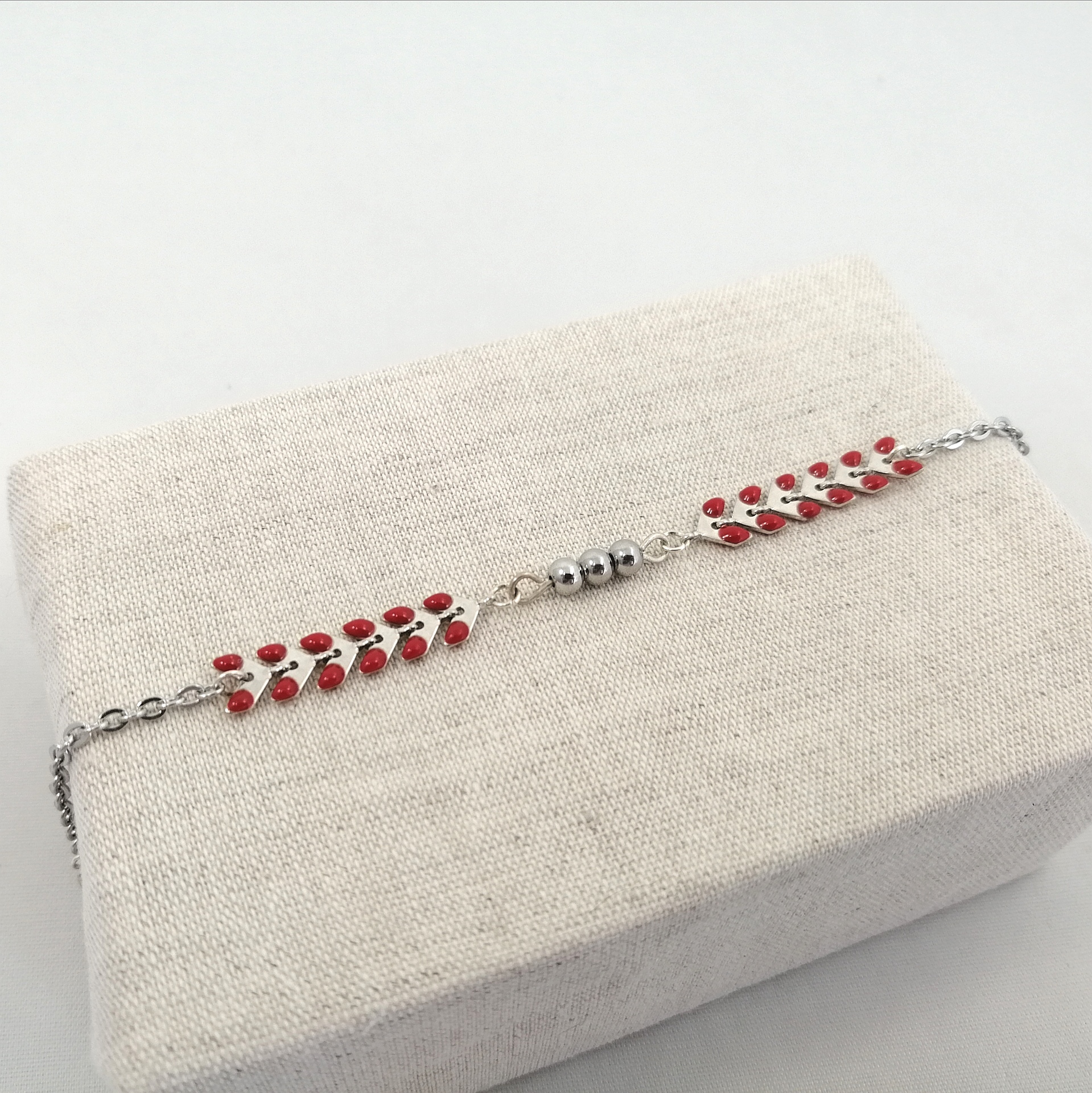 Bracelet Epis Délices rouge et ses perles en acier inoxydable (1)