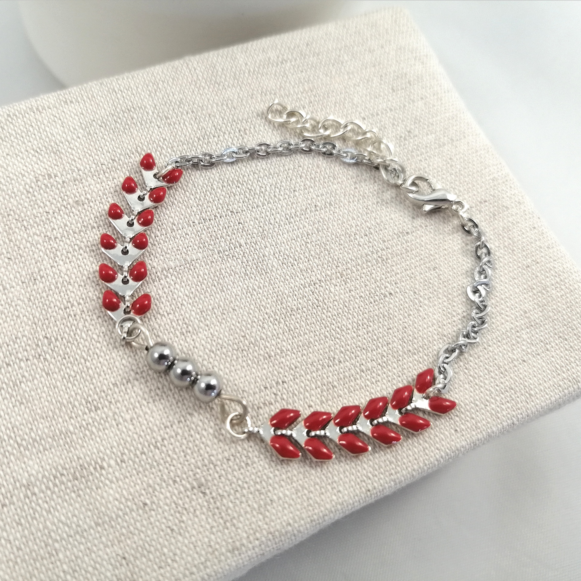 Bracelet Epis Délices rouge et ses perles en acier inoxydable (3)