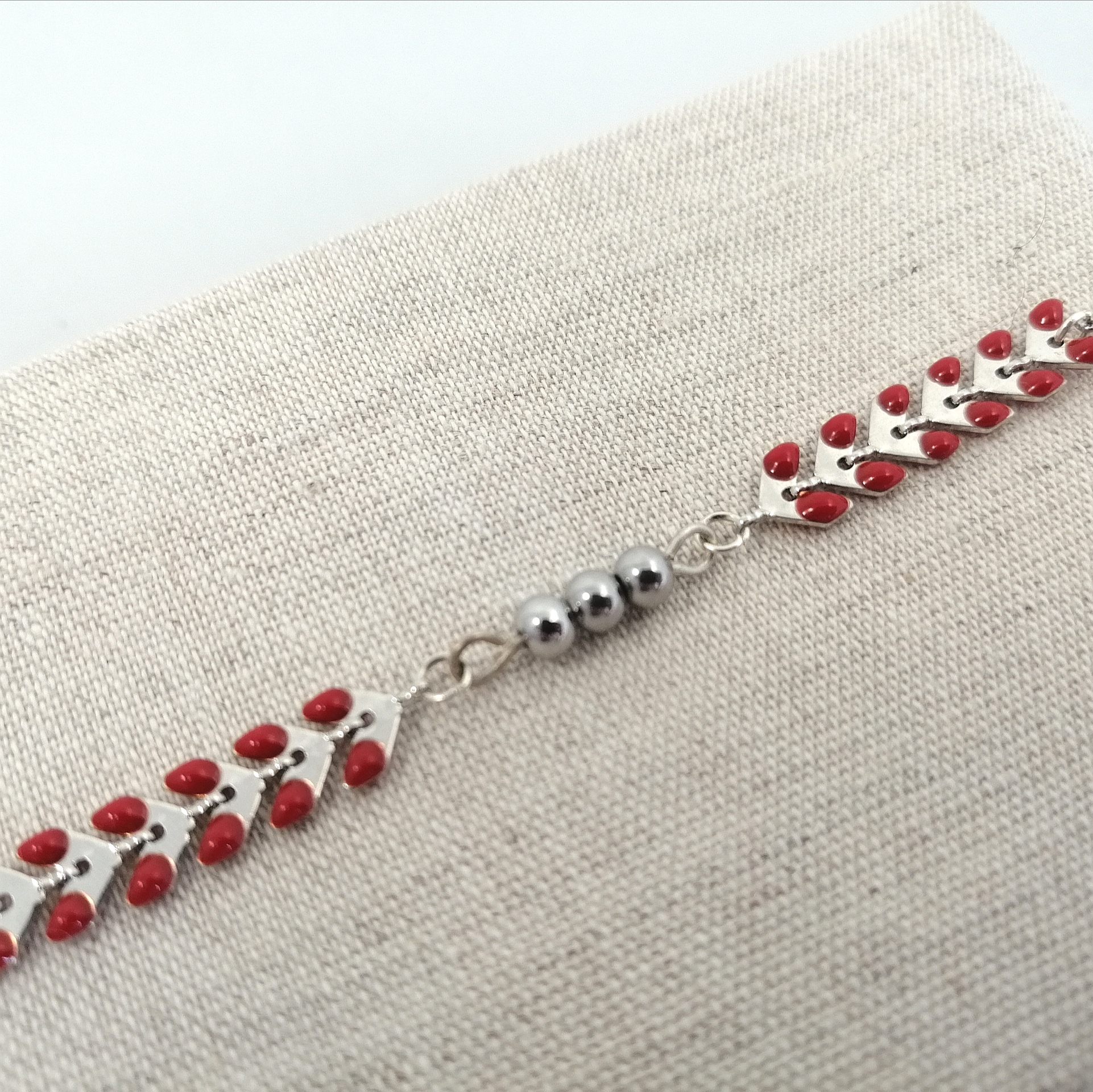 Bracelet Epis Délices rouge et ses perles en acier inoxydable (4)