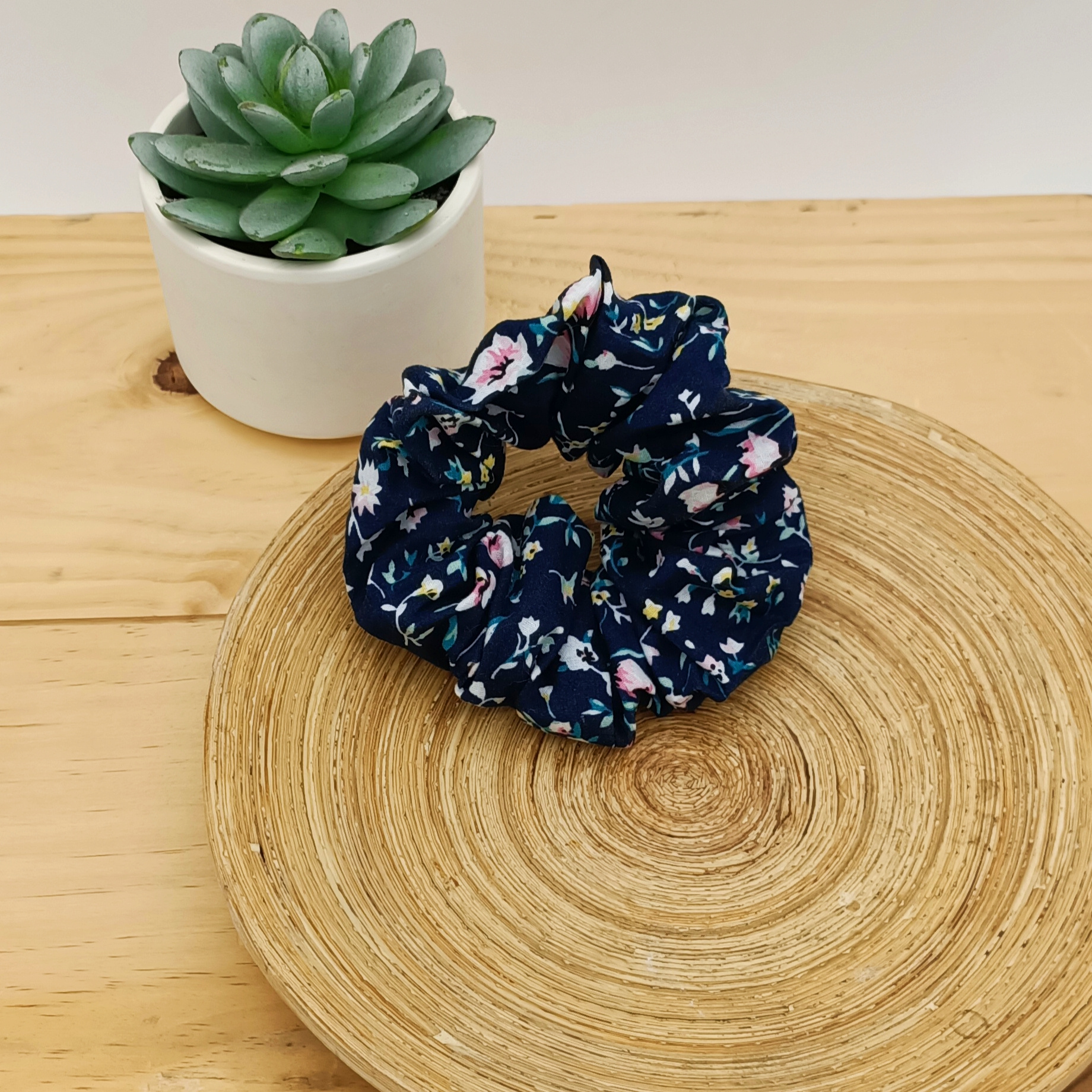 Chouchou floral sur fond bleu marine. Accessoire cheveux (3)