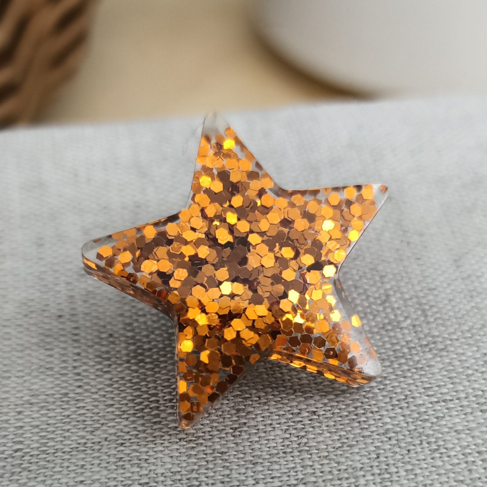 Stella, les pins étoiles en résine. Jaune ou orange (6)