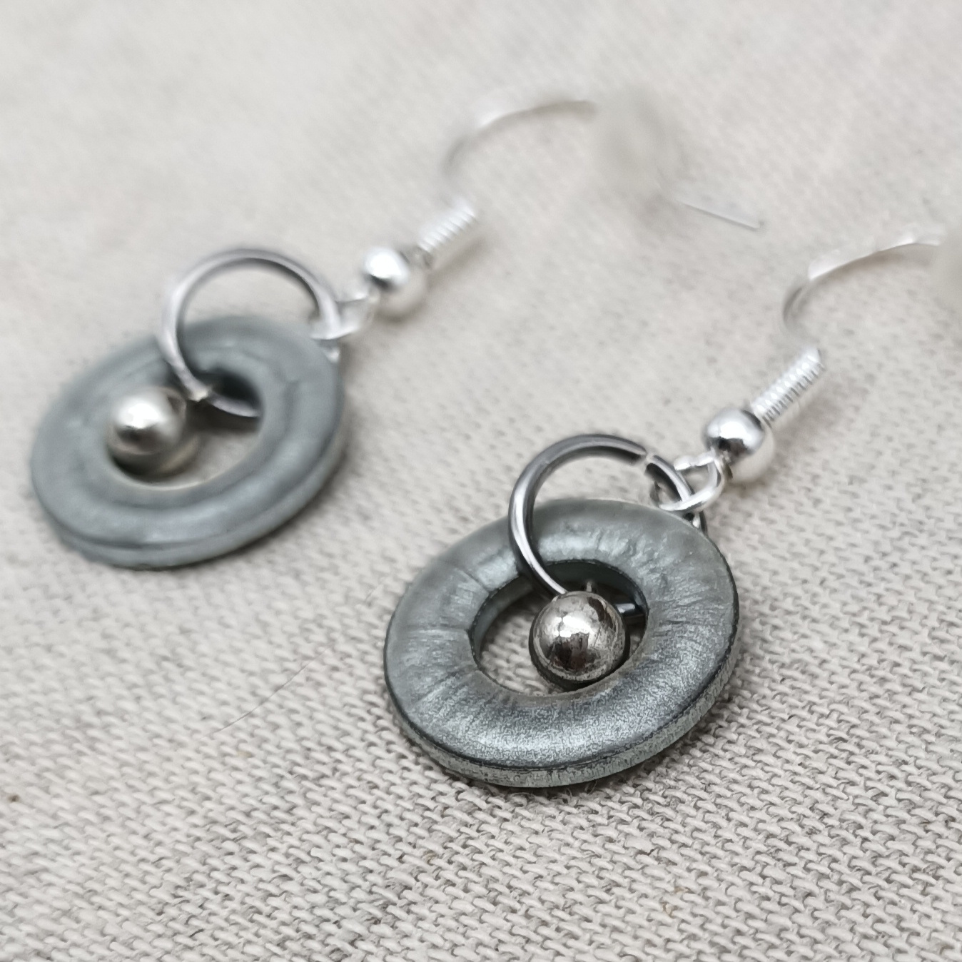 Boucles doreilles cercles colorés et perle acier (3)