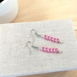 Boucles doreilles chevron rose fluo n°2