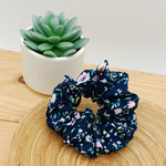 Chouchou floral sur fond bleu marine. Accessoire cheveux (4)