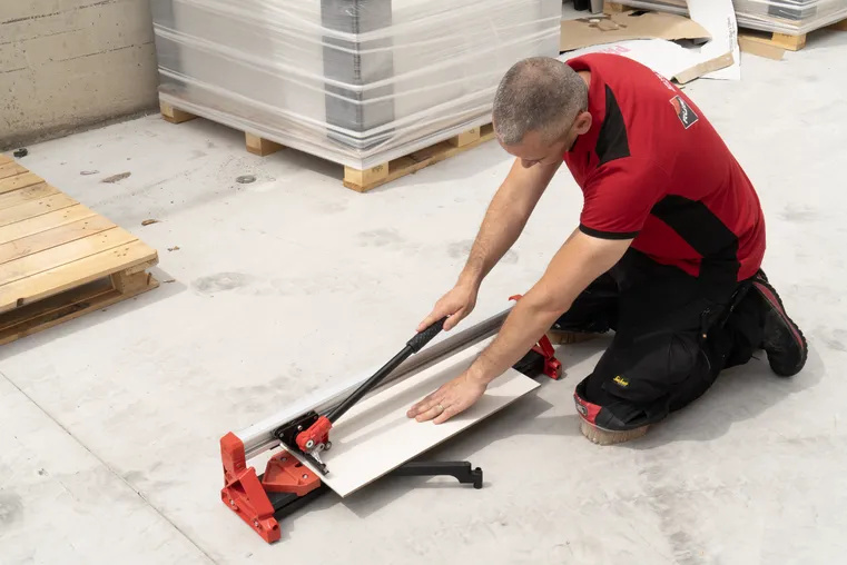 Coupe-carreaux de la gamme RUBI RWK en utilisation