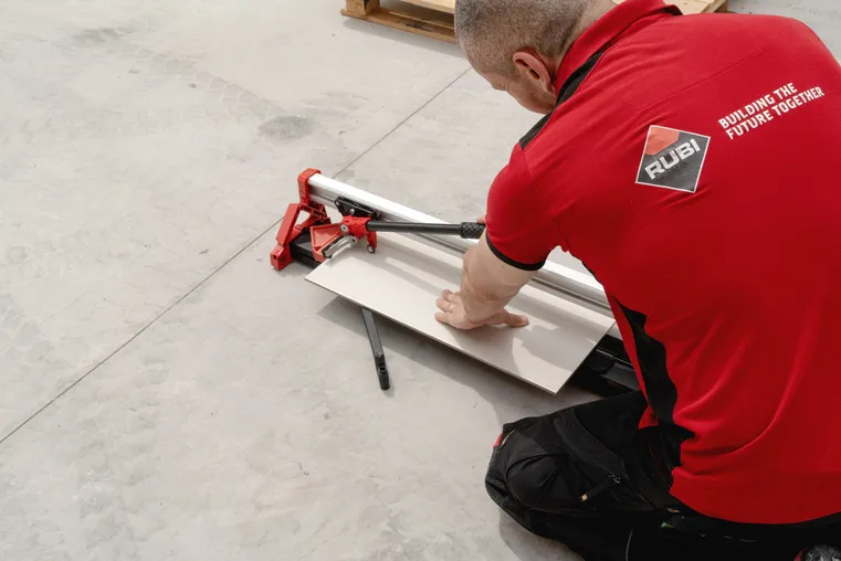 Coupe-carreaux de la gamme RUBI RWK en utilisation
