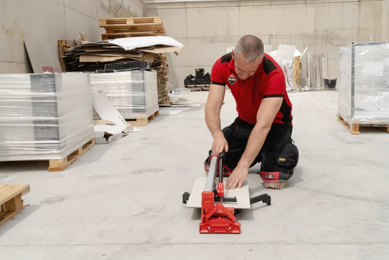 Coupe-carreaux de la gamme RUBI RWK en utilisation