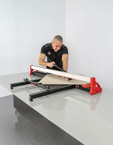 Coupe-carreaux de la gamme RUBI RWK en utilisation