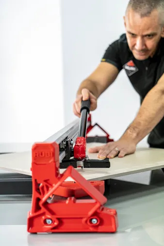 Coupe-carreaux de la gamme RUBI RWK en utilisation