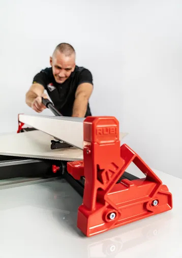 Coupe-carreaux de la gamme RUBI RWK en utilisation