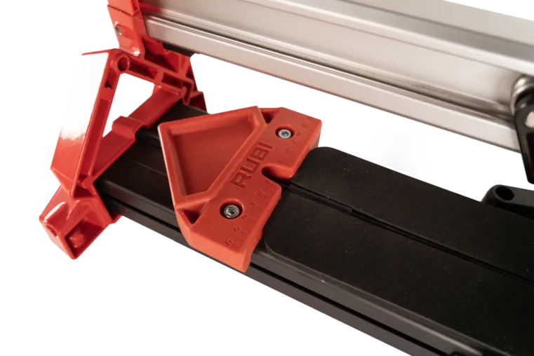Détail du guidage et des composants du coupe-carreaux RUBI RWK