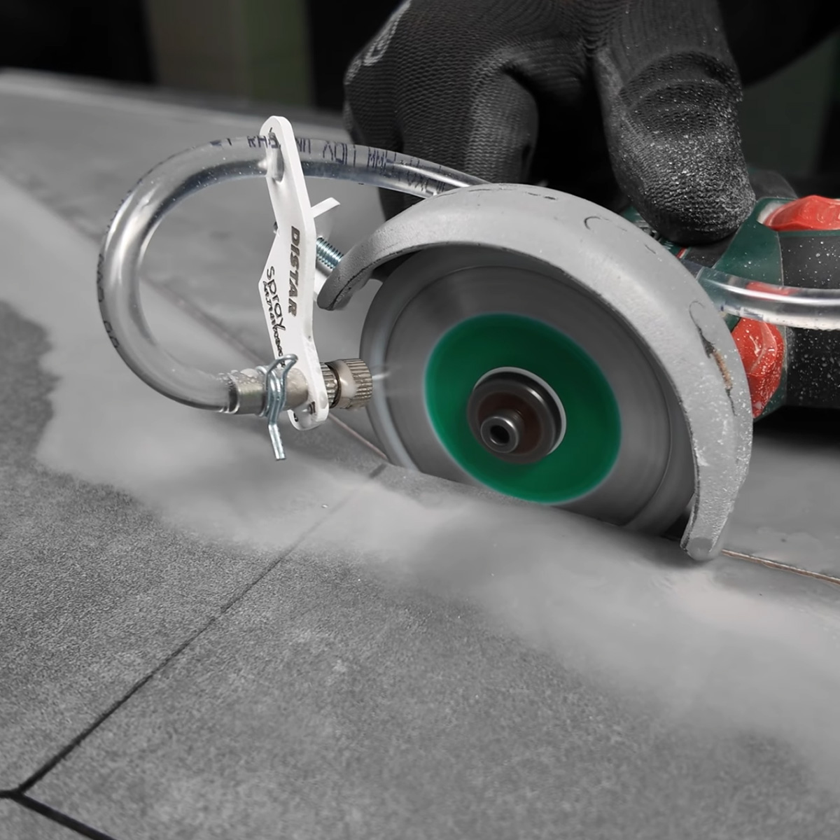 WATER SUPPLY Spray DISTAR en utilisation pendant la coupe