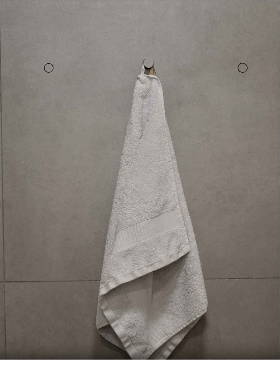 Porte-serviette à carreler en situation avec une serviette suspendue, extrait du catalogue fournisseur