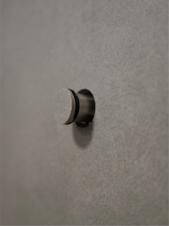 Accroche à carreler déployée avec tige inox visible dans un mur carrelé