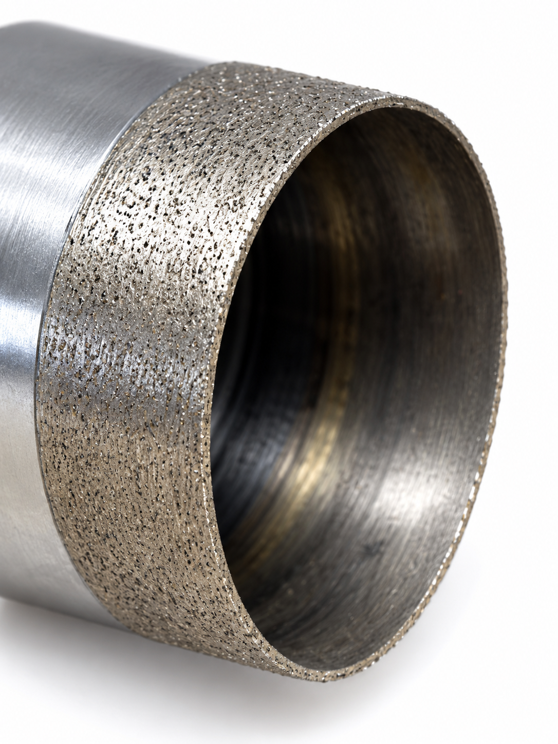 Gros plan sur la tranche fine du segment diamanté du trépan 42 mm HUGGSTEN