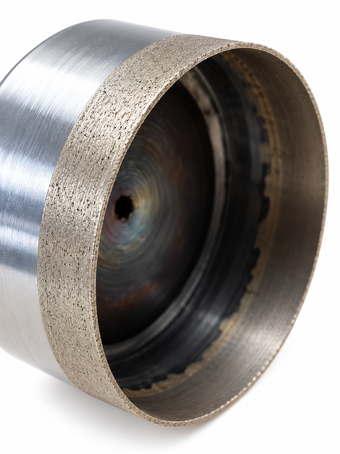 Gros plan sur la tranche fine du segment diamanté du trépan 80 mm HUGGSTEN