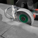 WATER SUPPLY Spray DISTAR en utilisation pendant la coupe