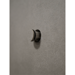 Accroche à carreler déployée avec tige inox visible dans un mur carrelé