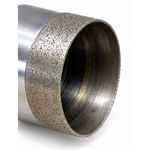 Gros plan sur la tranche fine du segment diamanté du trépan 42 mm HUGGSTEN
