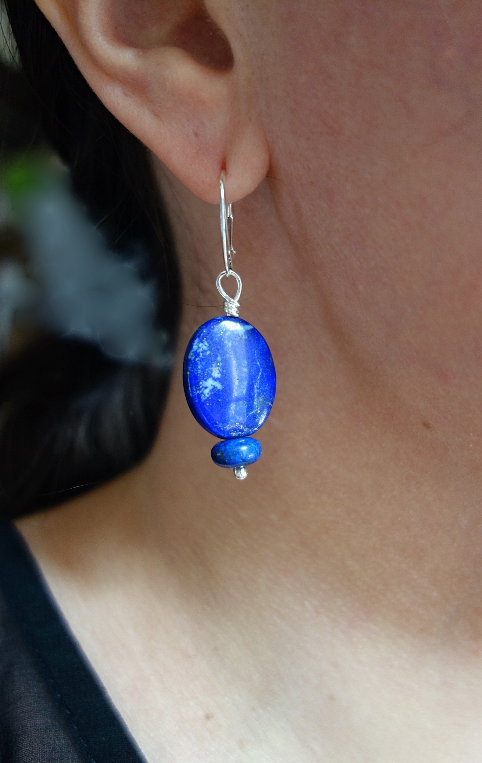 Boucles d'oreilles &quot;Simplissimes&quot; lapis lazuli et argent massif. Photo portée, à la lumière du jour