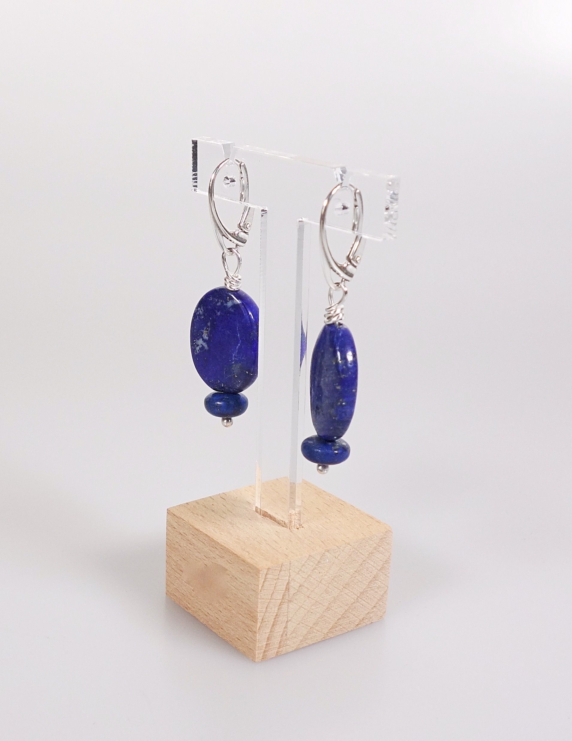 Boucles doreilles &quot;Simplissimes&quot; lapis lazuli et argent massif. Photo sur présentoir et fond blanc, vue de profil