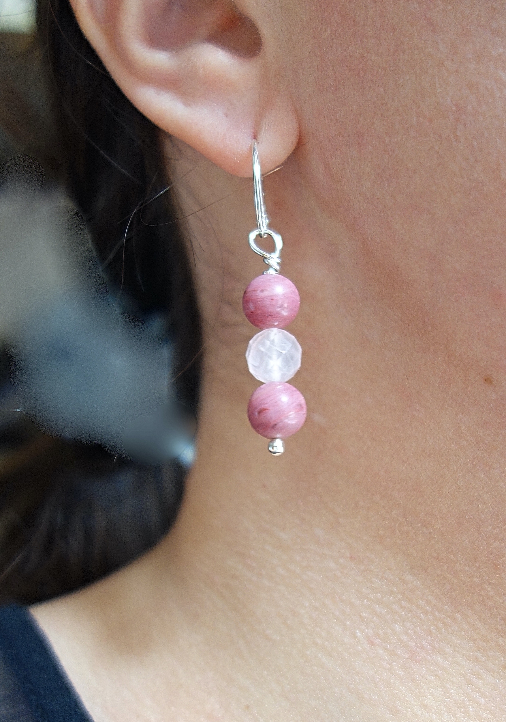 Boucles d'oreilles &quot;Simplissimes&quot; rhodonite et quartz rose. Photo portée, à la lumière du jour.