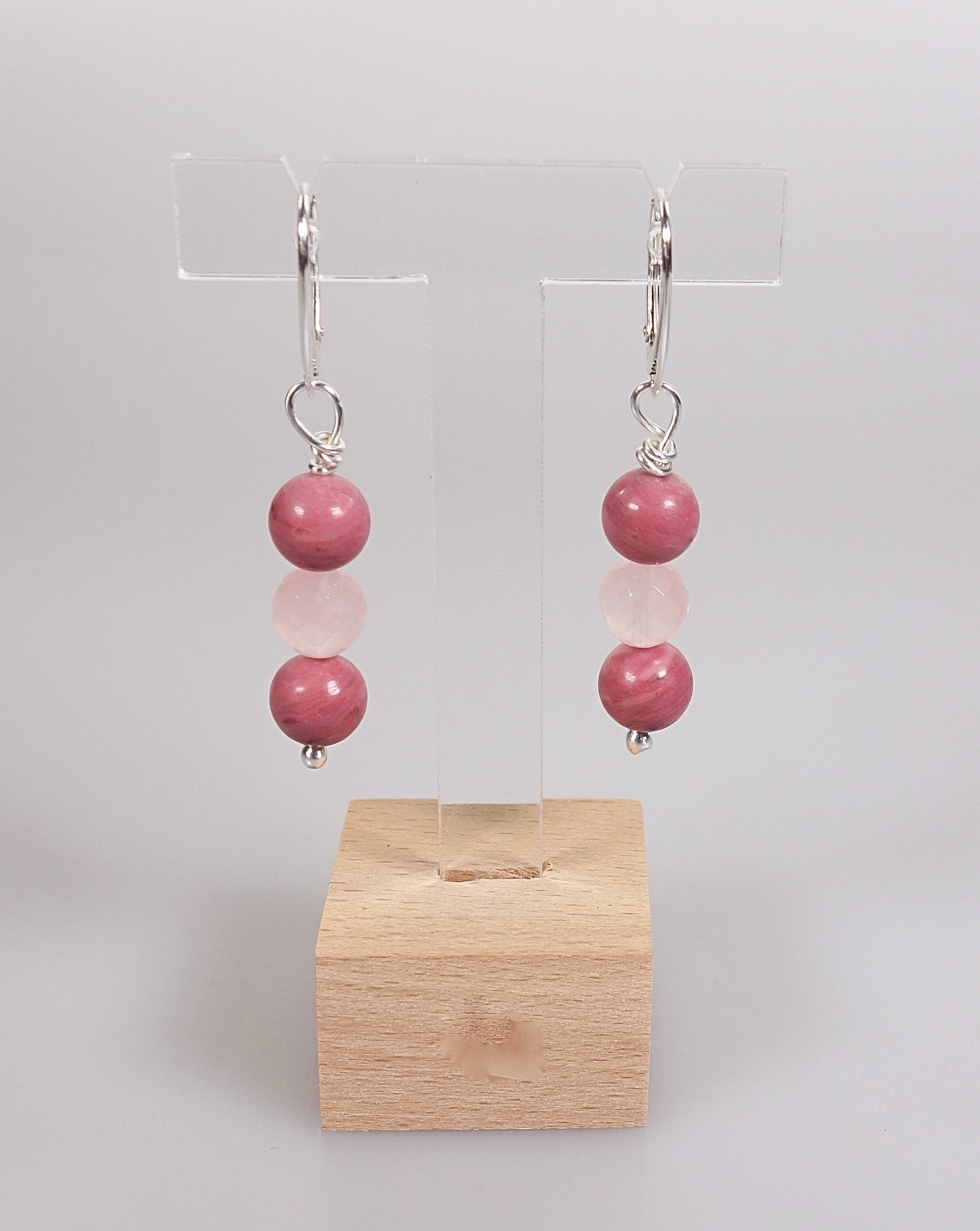 Boucles doreilles Simplissimes rhodonite et quartz rose. Photo sur présentoir, sur fond blanc, vue de face.
