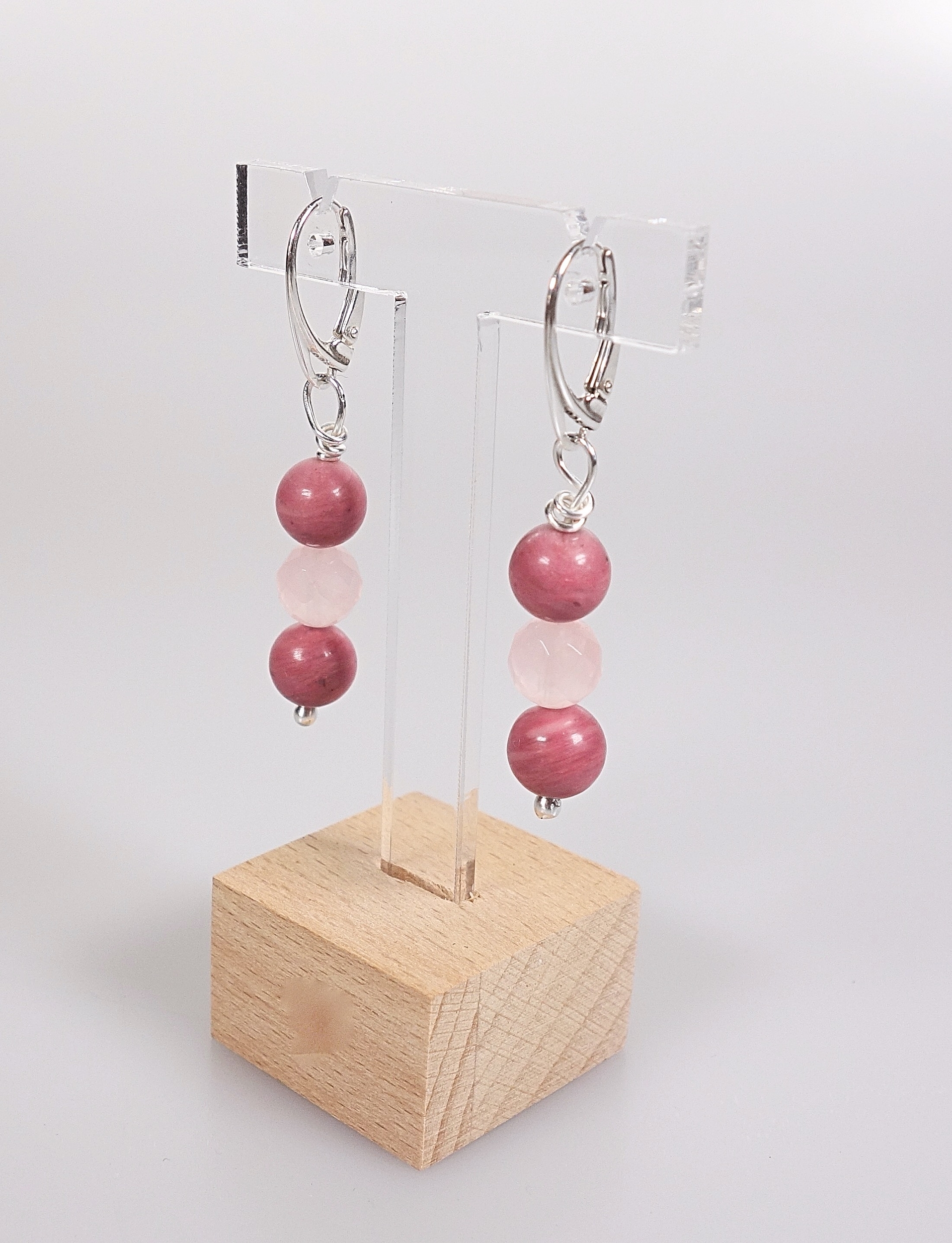 Boucles doreilles &quot;Simplissimes&quot; rhodonite et quartz rose. Photo sur présentoir et fond blanc, vue de profil