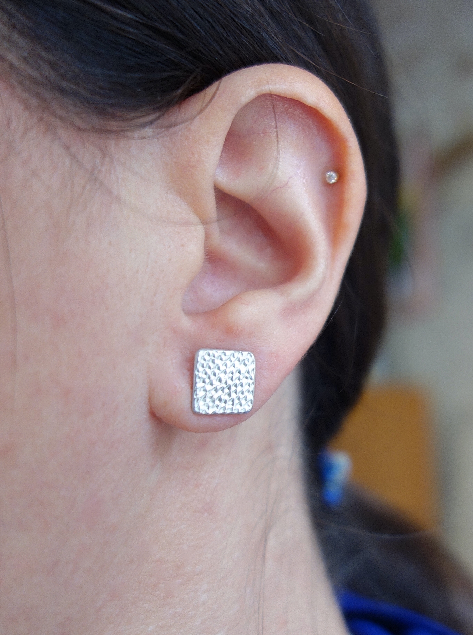 Boucles d'oreilles rectangles "Pointillisme" en argent massif ciselé, vue portée, à la lumière du jour