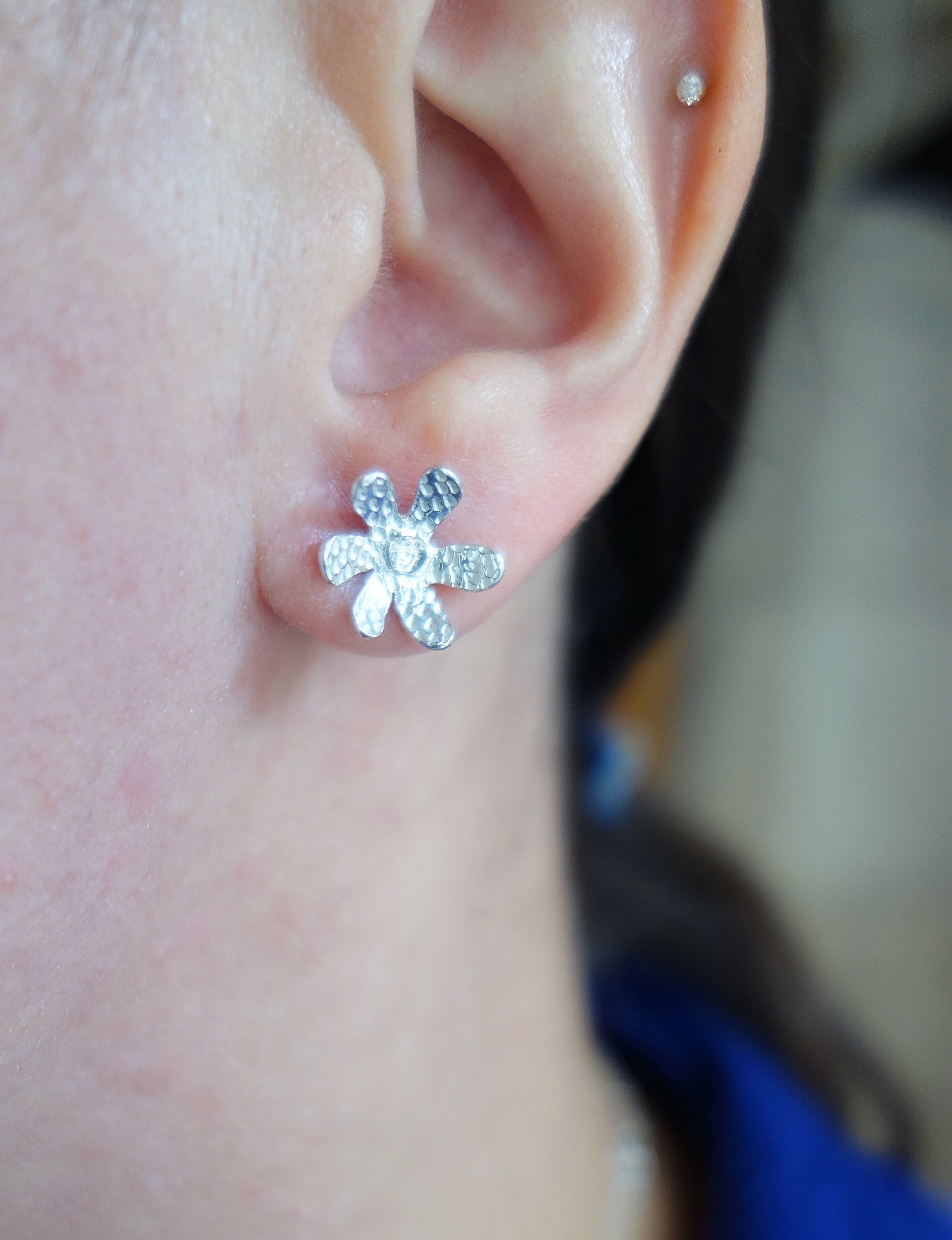 Boucles d'oreilles fleur &quot;Pointillisme&quot; en argent massif ciselé. Vue portée à la lumière du jour