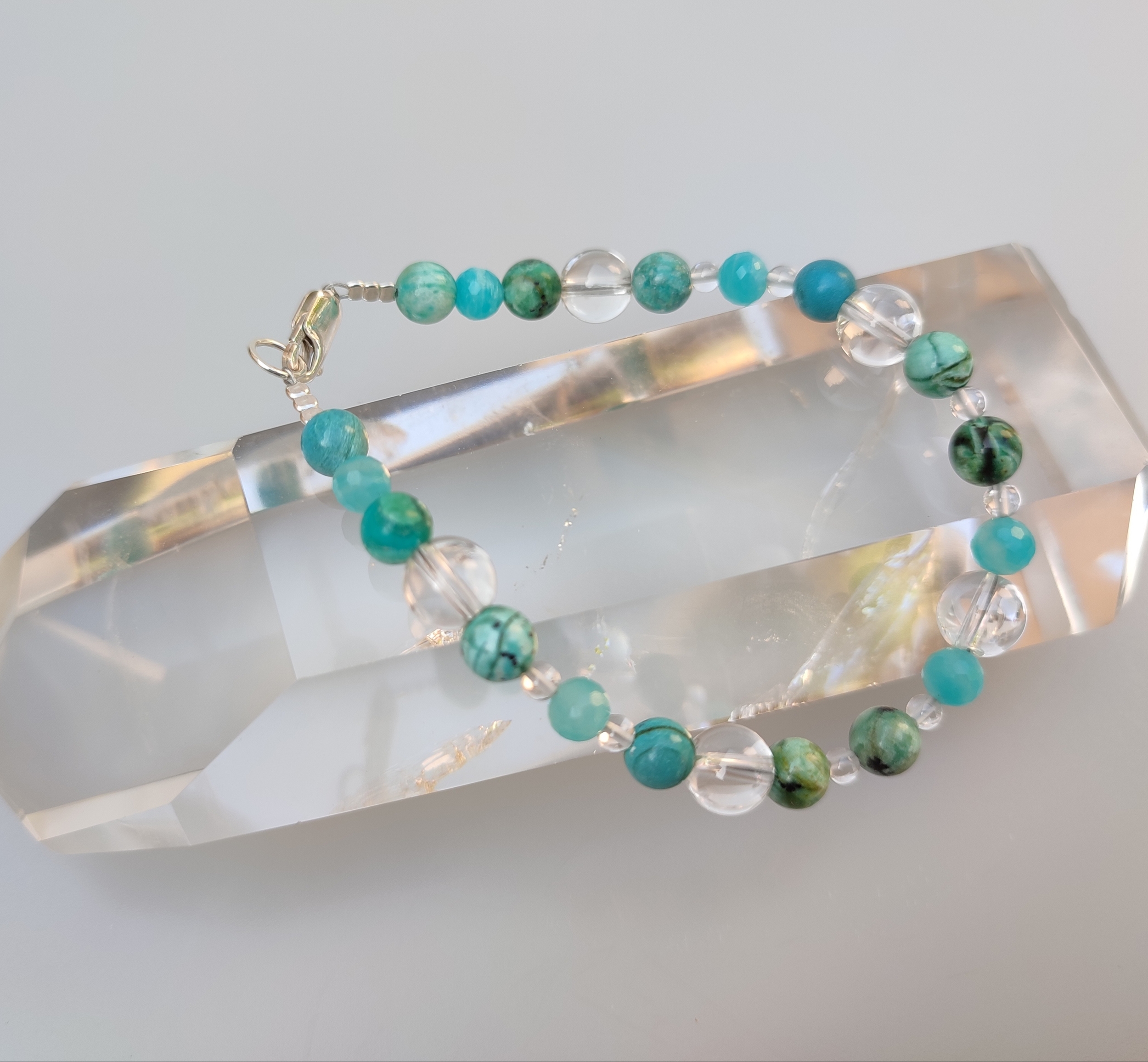 Bracelet &quot;Simplissimes&quot; en perles damazonite, chrysocolle/ malachite et cristal de roche, photo à la lumière du jour sur fond blanc et cristal de roche