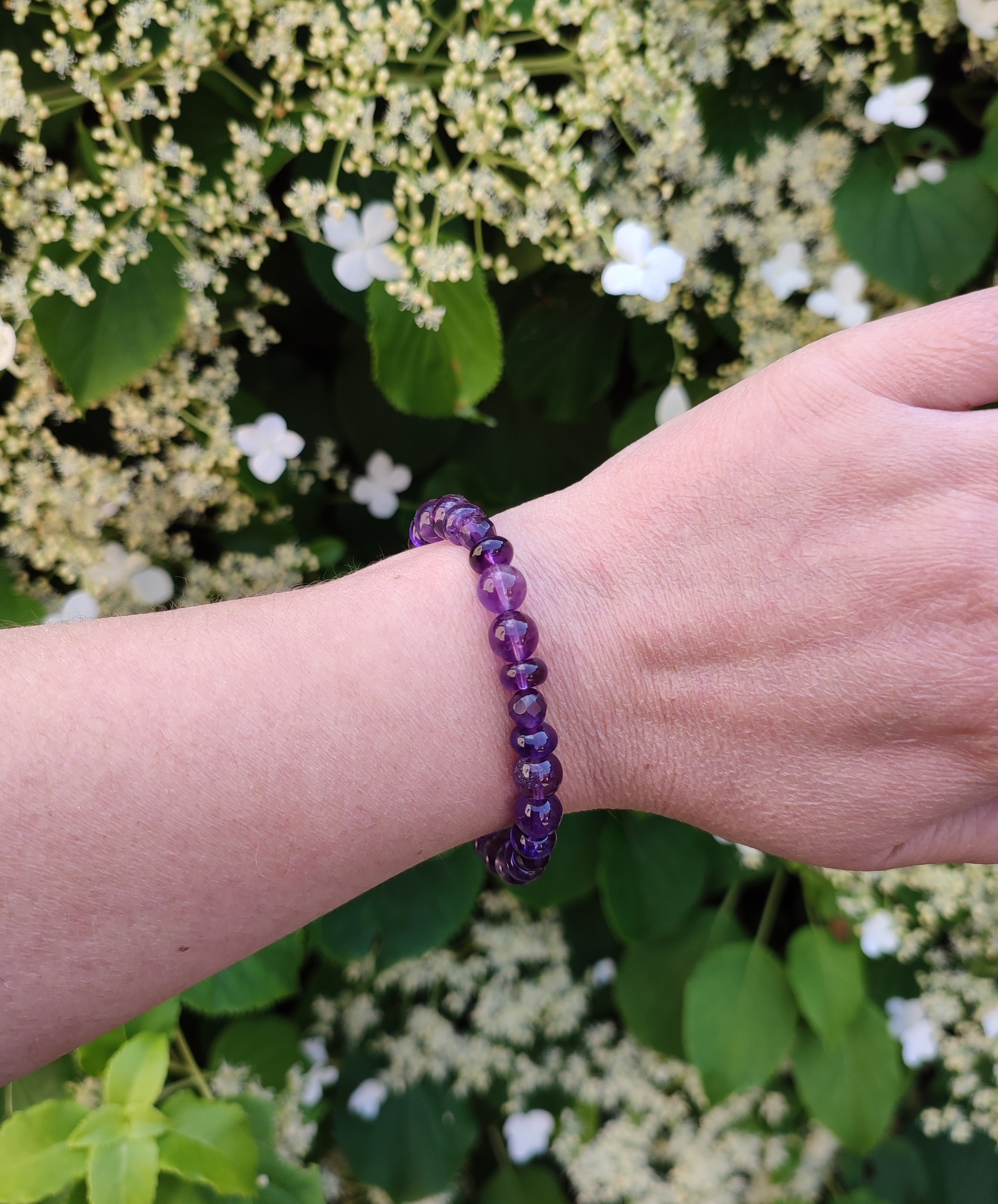 bracelet en perles d'améthyste qualité AAA montées avec des apprêts en argent massif, vue porté à la lumière naturelle