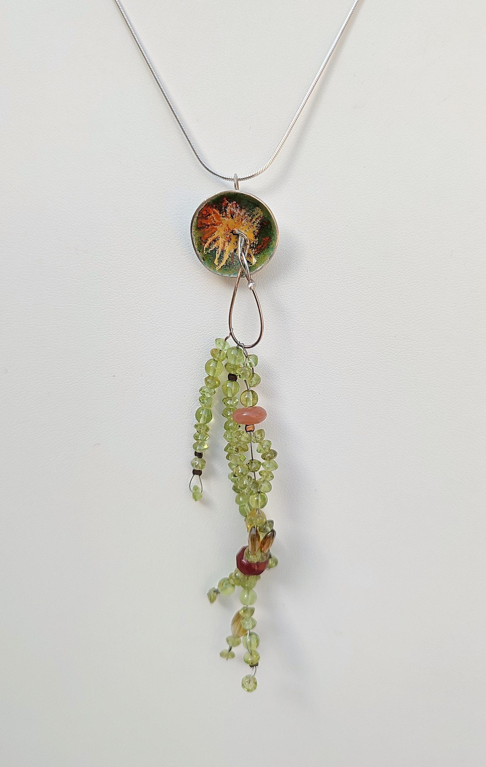 Pendentif &quot;Floral&quot; avec émail et perles péridot, vue sur fond blanc