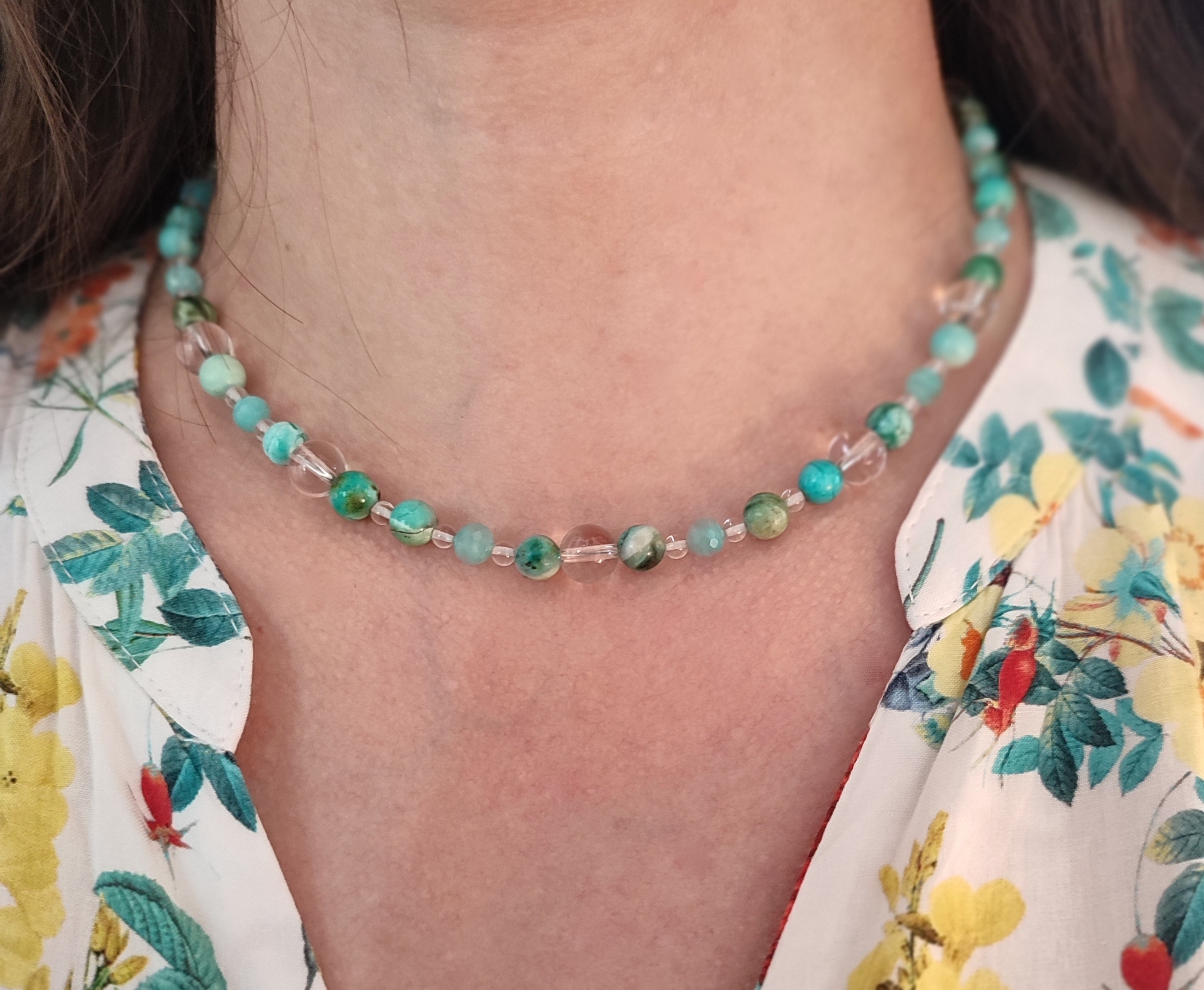 Collier &quot;Simplissimes&quot; en perles d'amazonite, chrysocolle/ malachite et cristal de roche, photo porté à la lumière du jour