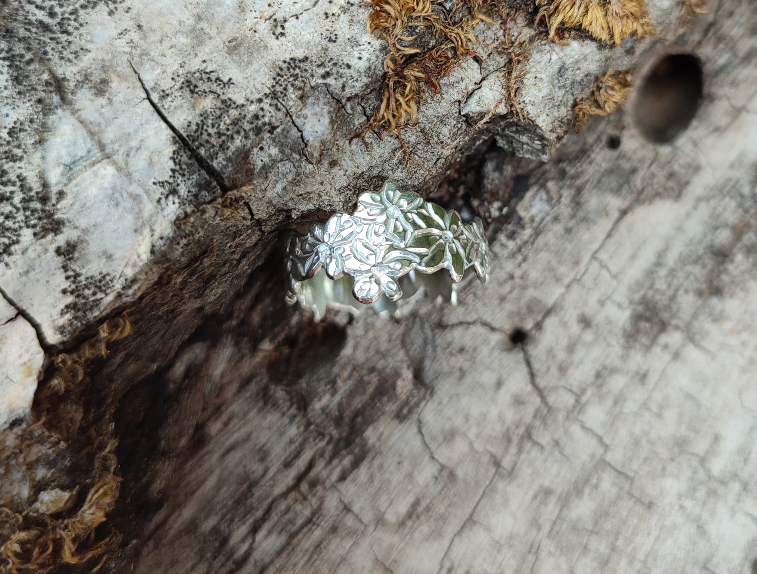 Commande personnalisée bague fleurs en argent massif ciselé, photo en extérieur