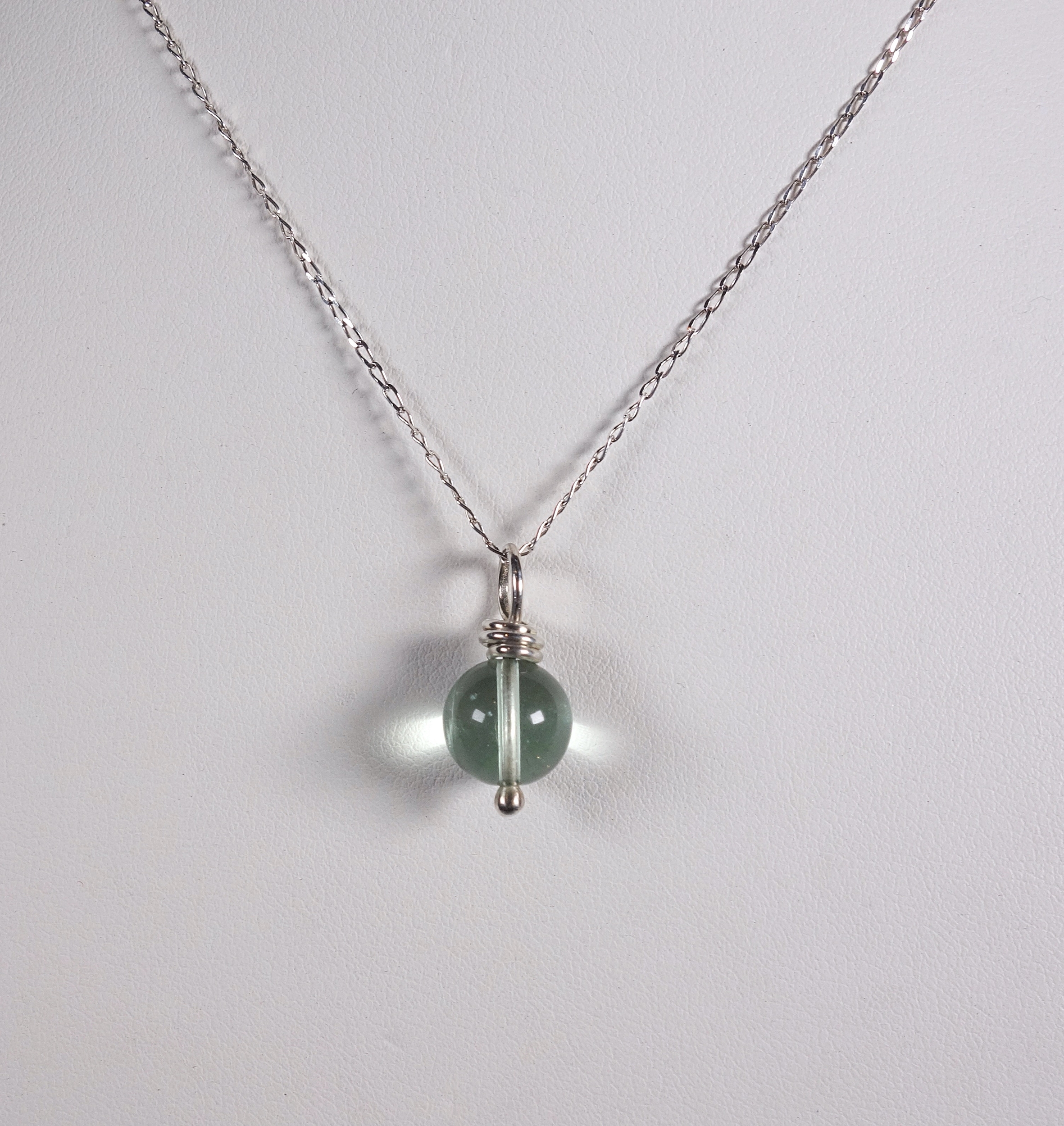 pendentif &quot;simplissimes&quot; en argent massif et fluorite, vue de face, sur buste blanc, à la lumière artificielle