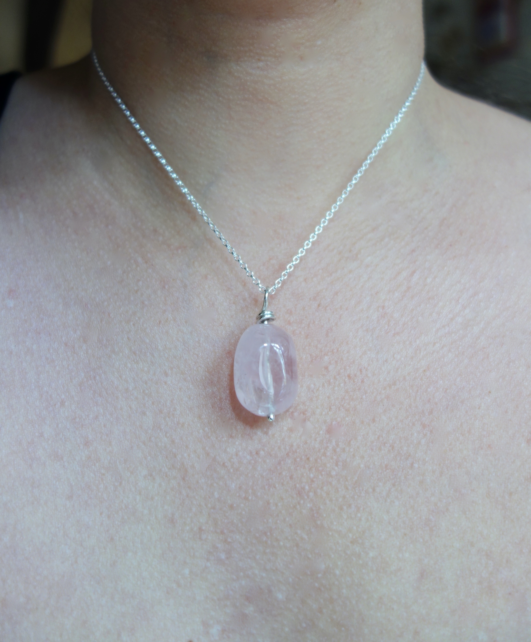 Pendentif &quot;simplissimes&quot; en argent massif et quartz rose, vue porté, à la lumière du jour, par temps couvert