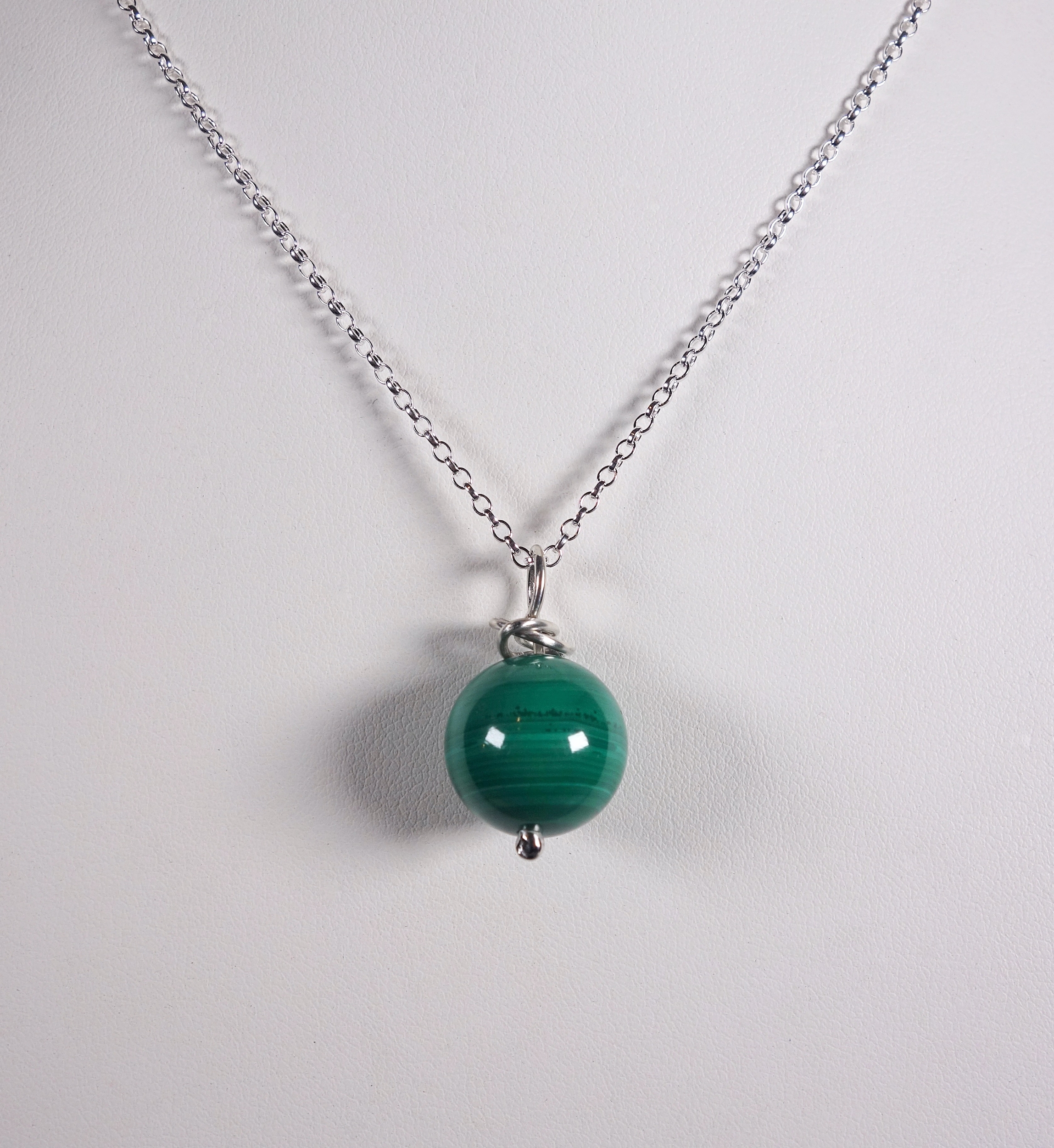 Pendentif &quot;Simplissimes&quot; en argent massif et malachite, vue de face sur buste blanc à la lumière artificielle