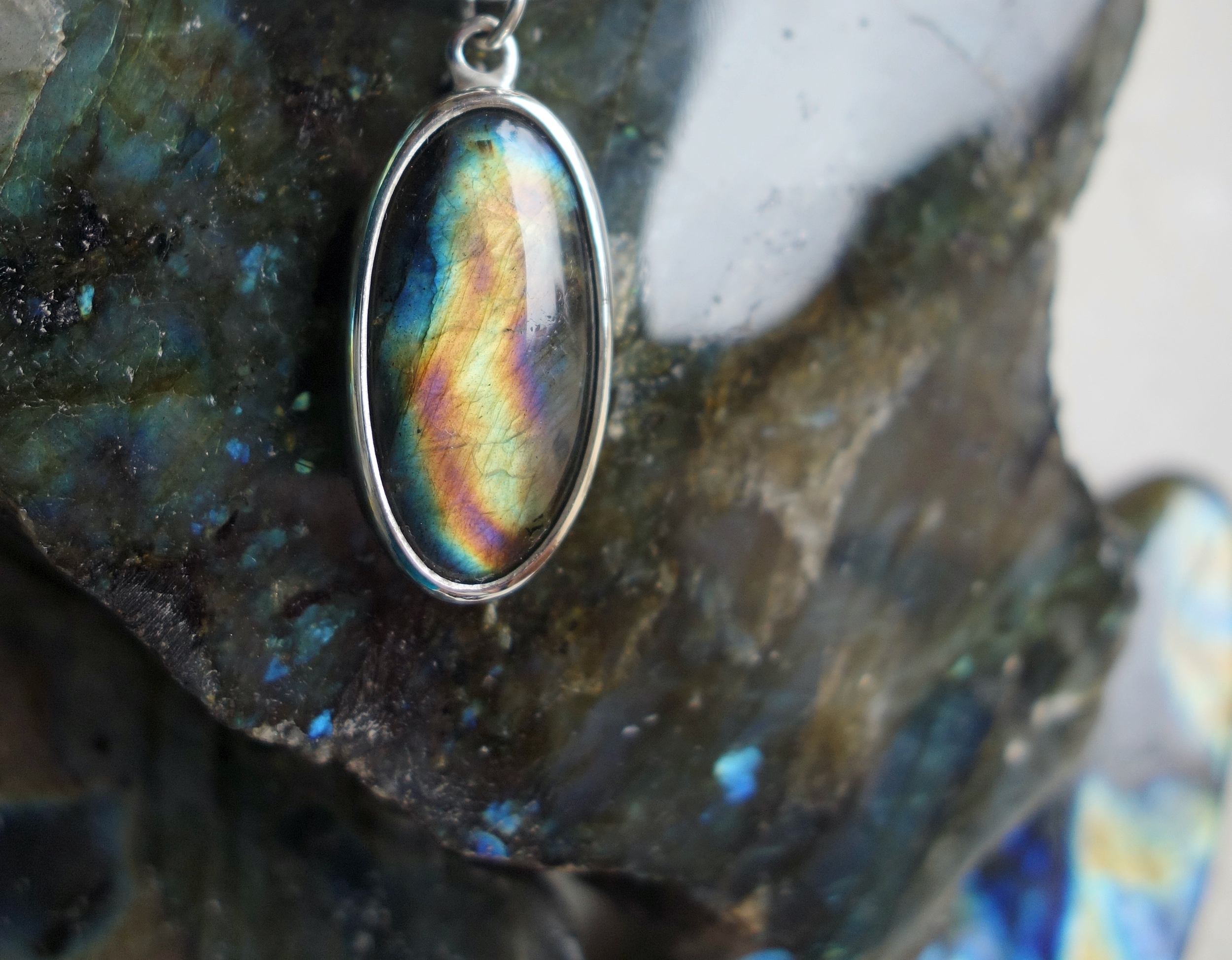 Superbe pendentif arbre de vie en argent massif et labradorite multicolore. Fait main. Création.Vue de la pierre à la lumière du jour.