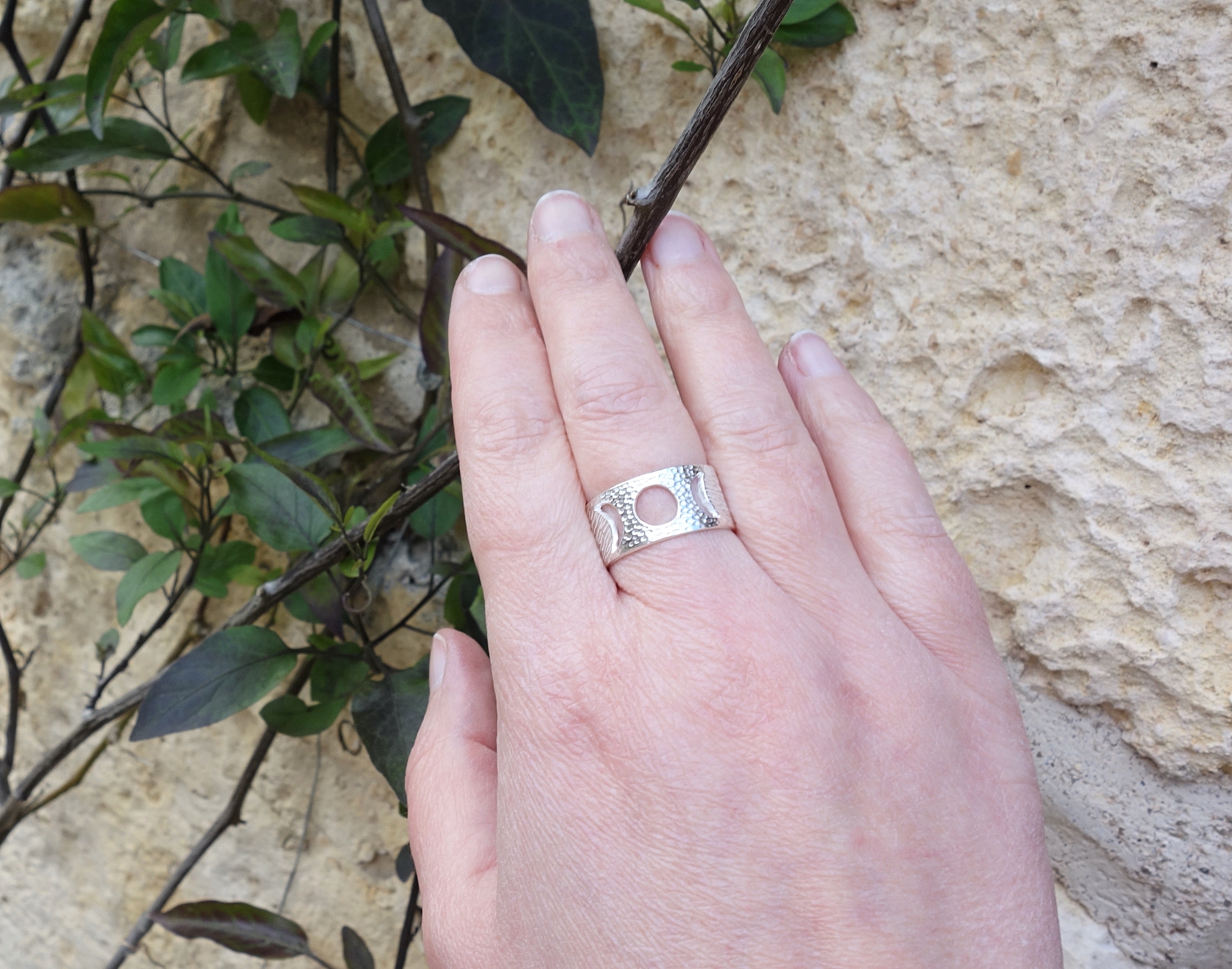 Bague féminin sacré (cycle lunaire) en argent massif ciselé, vue portée à la lumière du jour