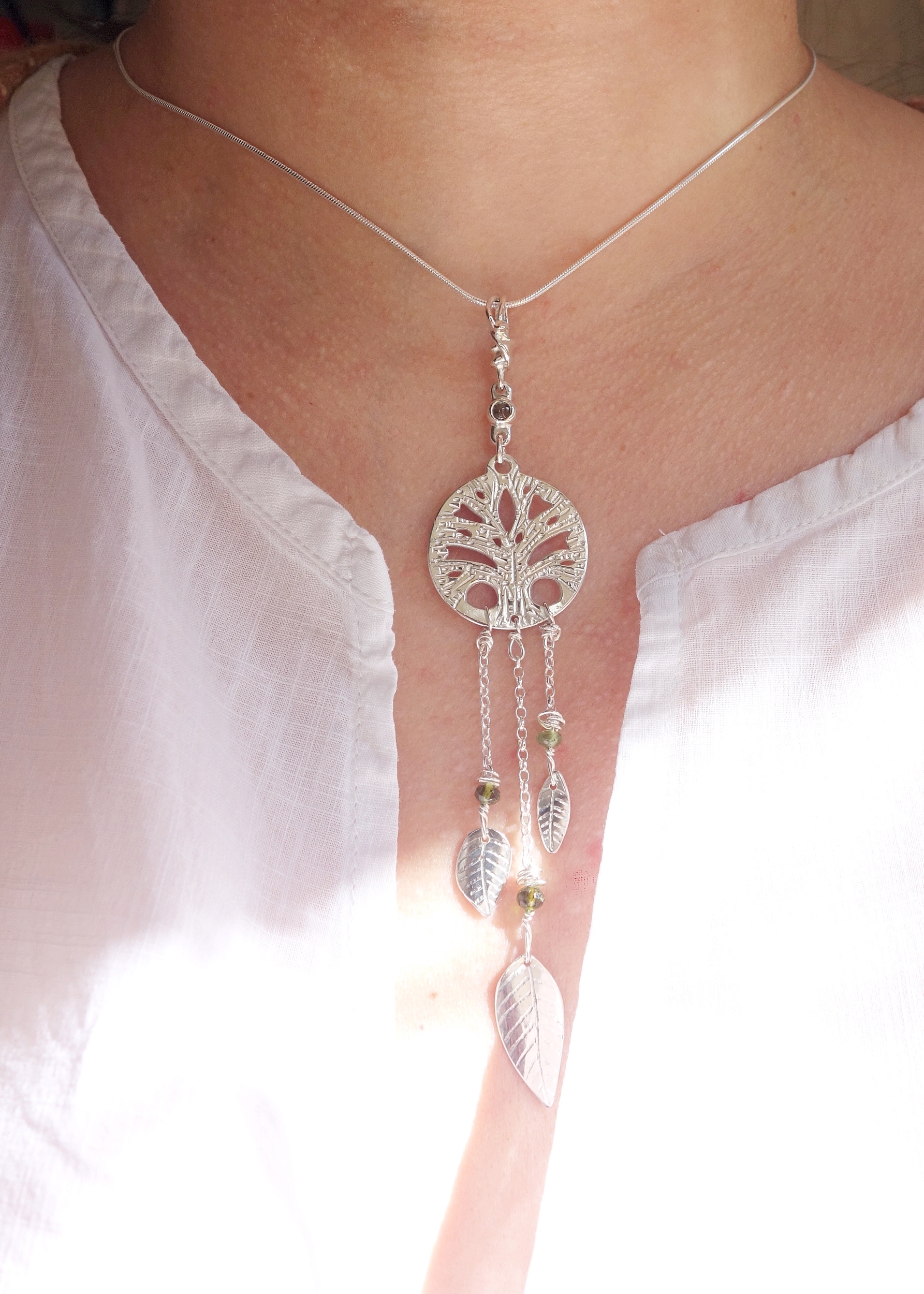 Arbre de vie. Pendentif. Bijou nature. Talisman. Argent massif ciselé et tourmaline. Vert. Fait main. Photo sous les rayons du soleil. Pétale dargent.
