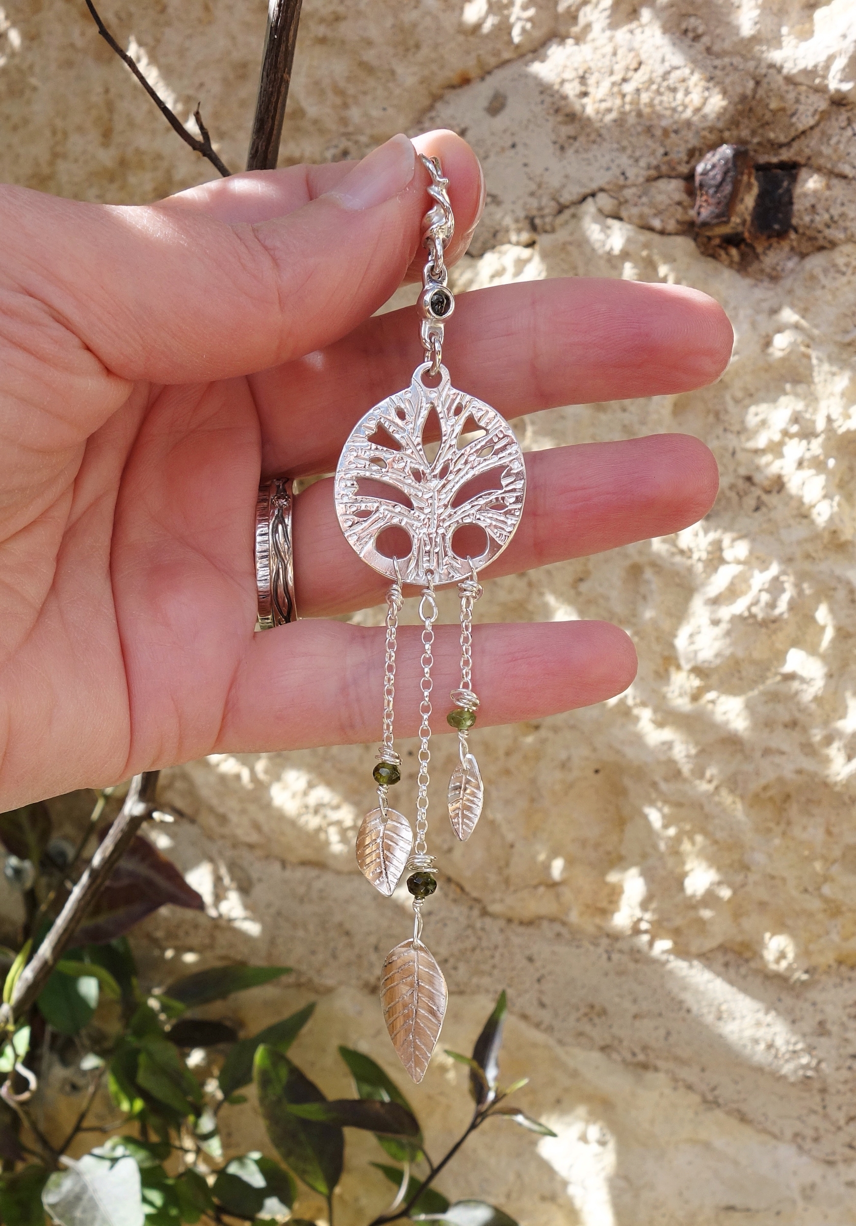 Arbre de vie. Pendentif. Bijou nature. Talisman. Argent massif ciselé et tourmaline. Vert. Fait main. Photo sur fond de nature. Pétale dargent.
