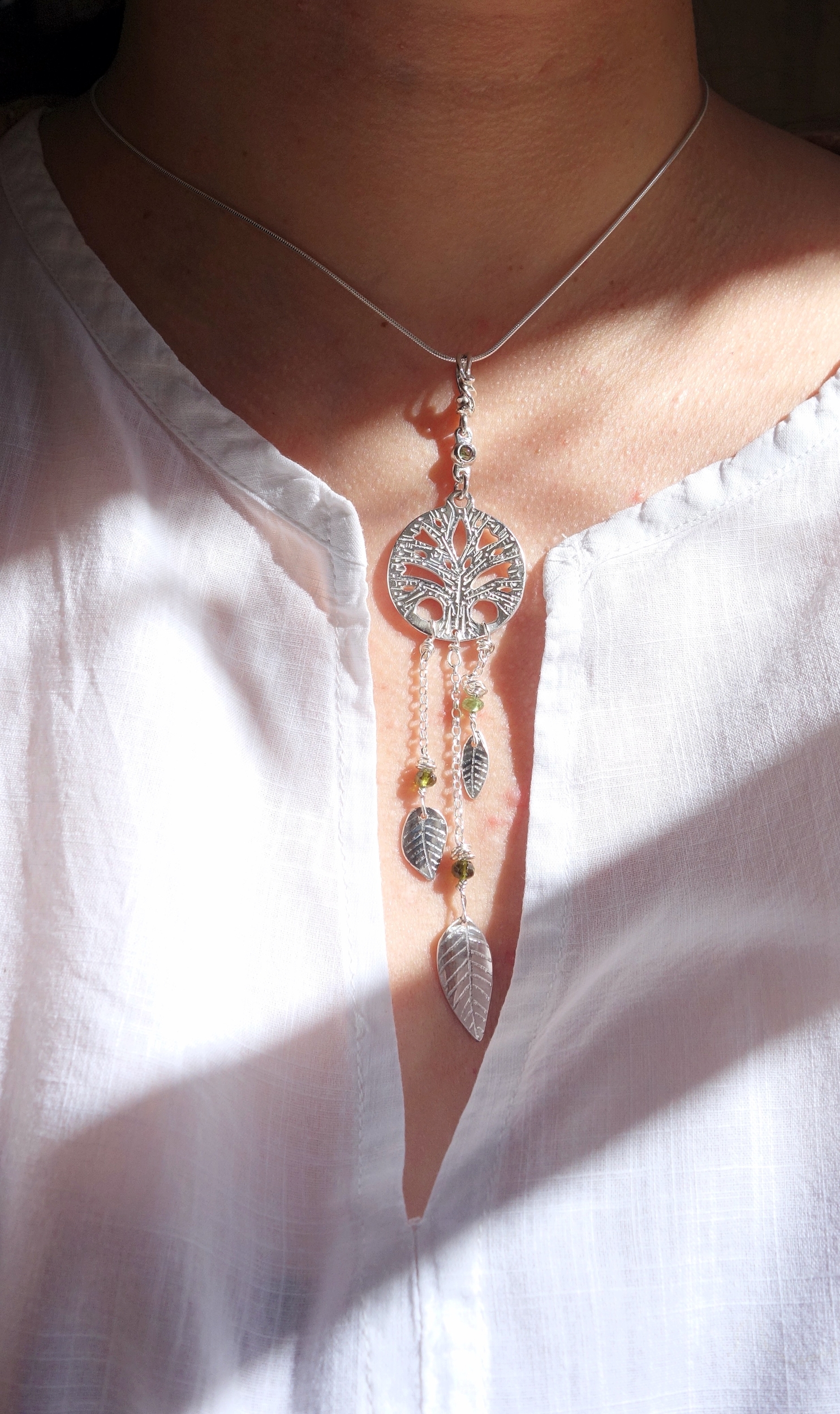 Arbre de vie. Pendentif. Bijou nature. Talisman. Argent massif ciselé et tourmaline. Vert. Fait main. Photo porté à la lumière du soleil. Pétale dargent.