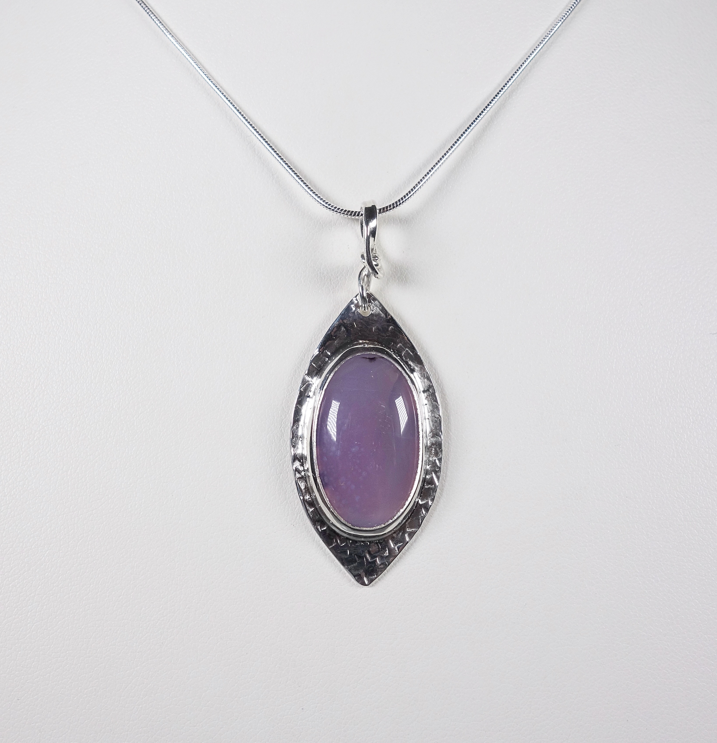Féérie. Pendentif argent massif et agate. Bijou nature. Violet. Photo de face sur fond blanc. Pétale dargent.