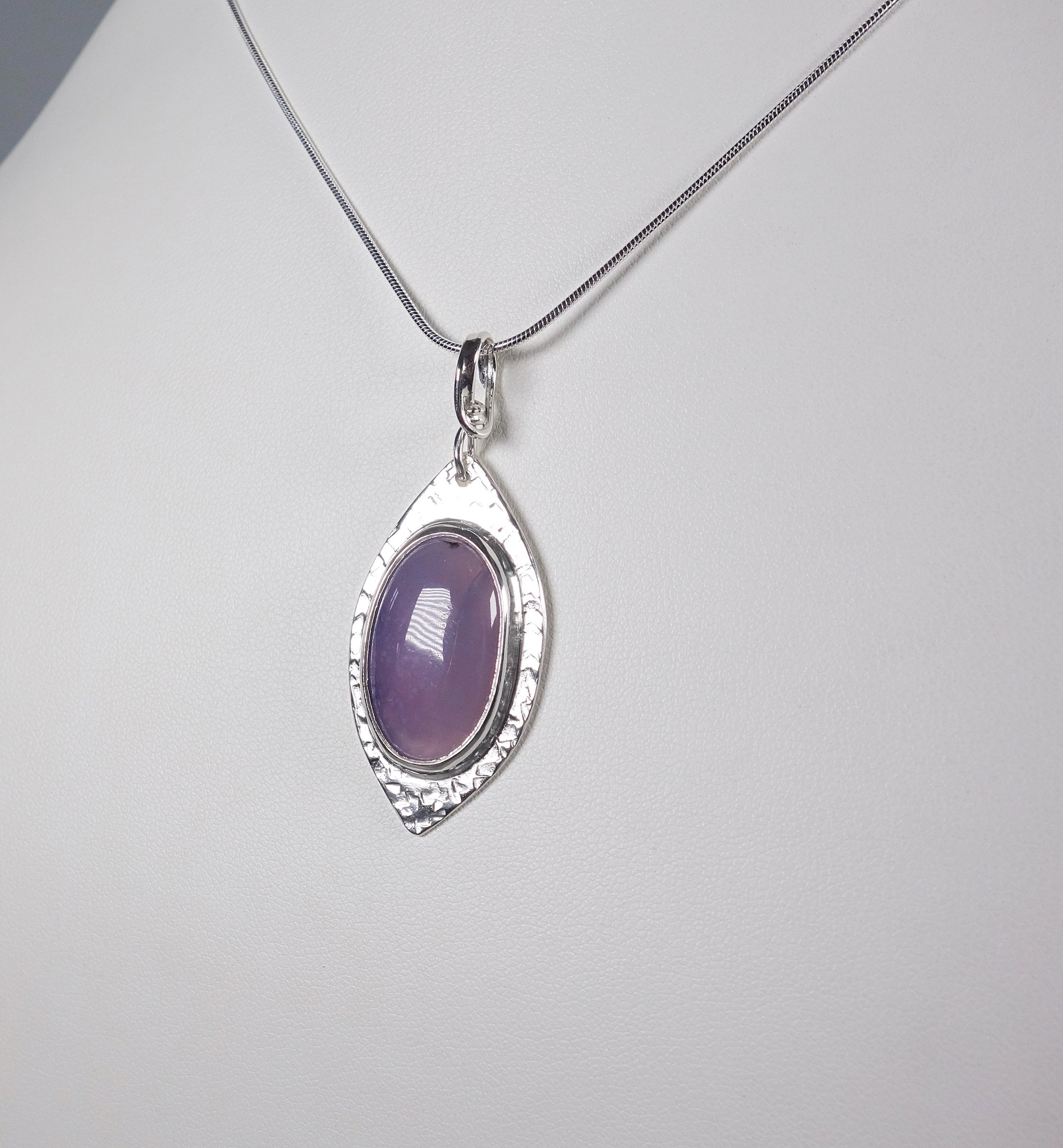 Féérie. Pendentif argent massif et agate. Bijou nature. Violet. Pétale dargent.