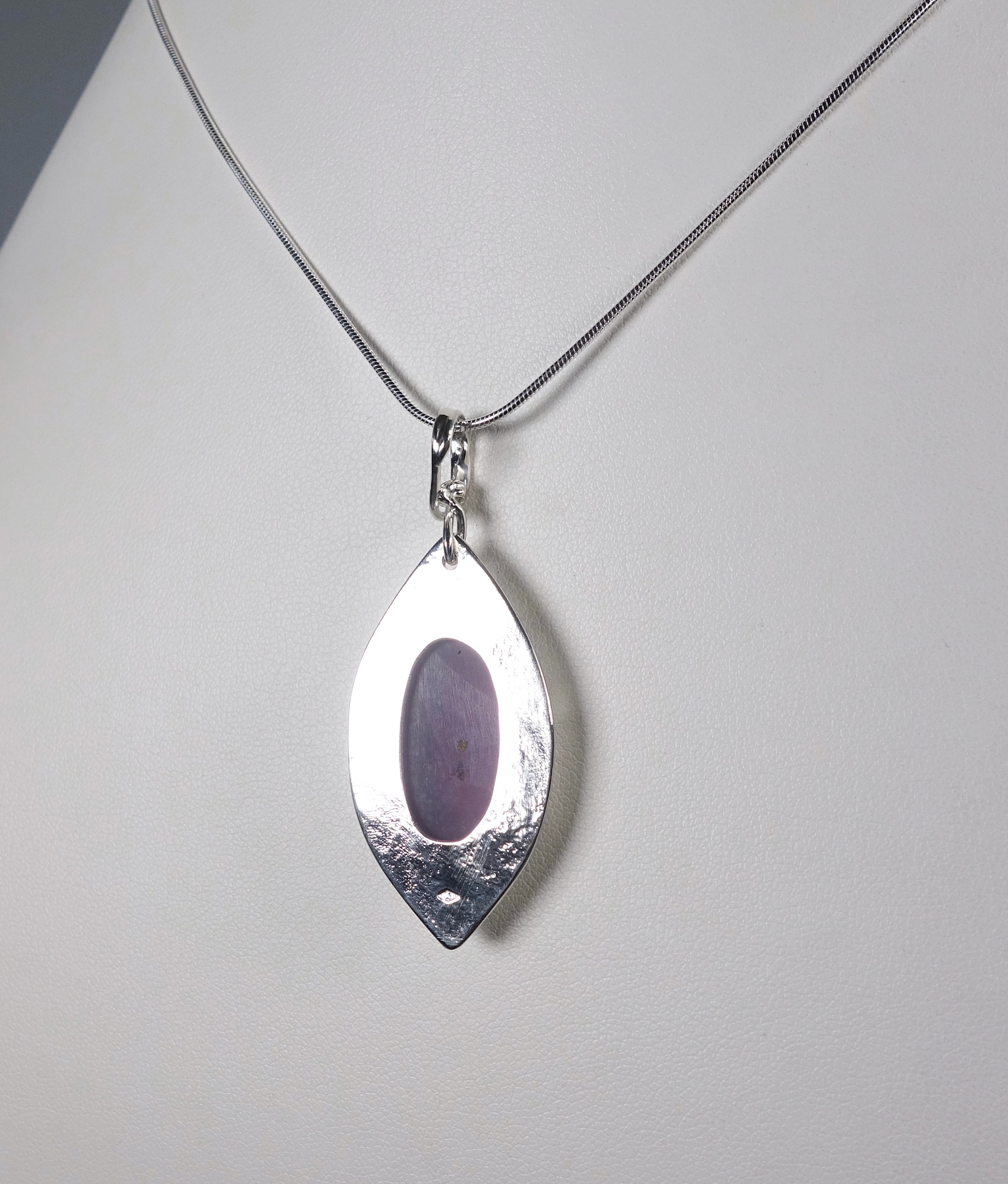 Féérie. Pendentif argent massif et agate. Bijou nature. Violet. Photo de dos sur fond blanc. Pétale dargent.