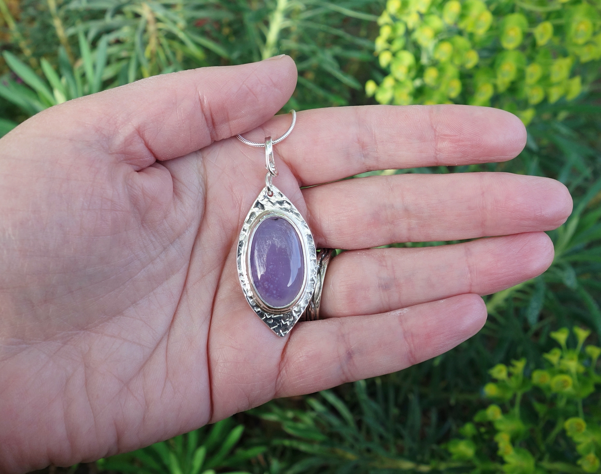 Féérie. Pendentif argent massif et agate. Bijou nature. Violet. Photo sur la main. Pétale dargent.