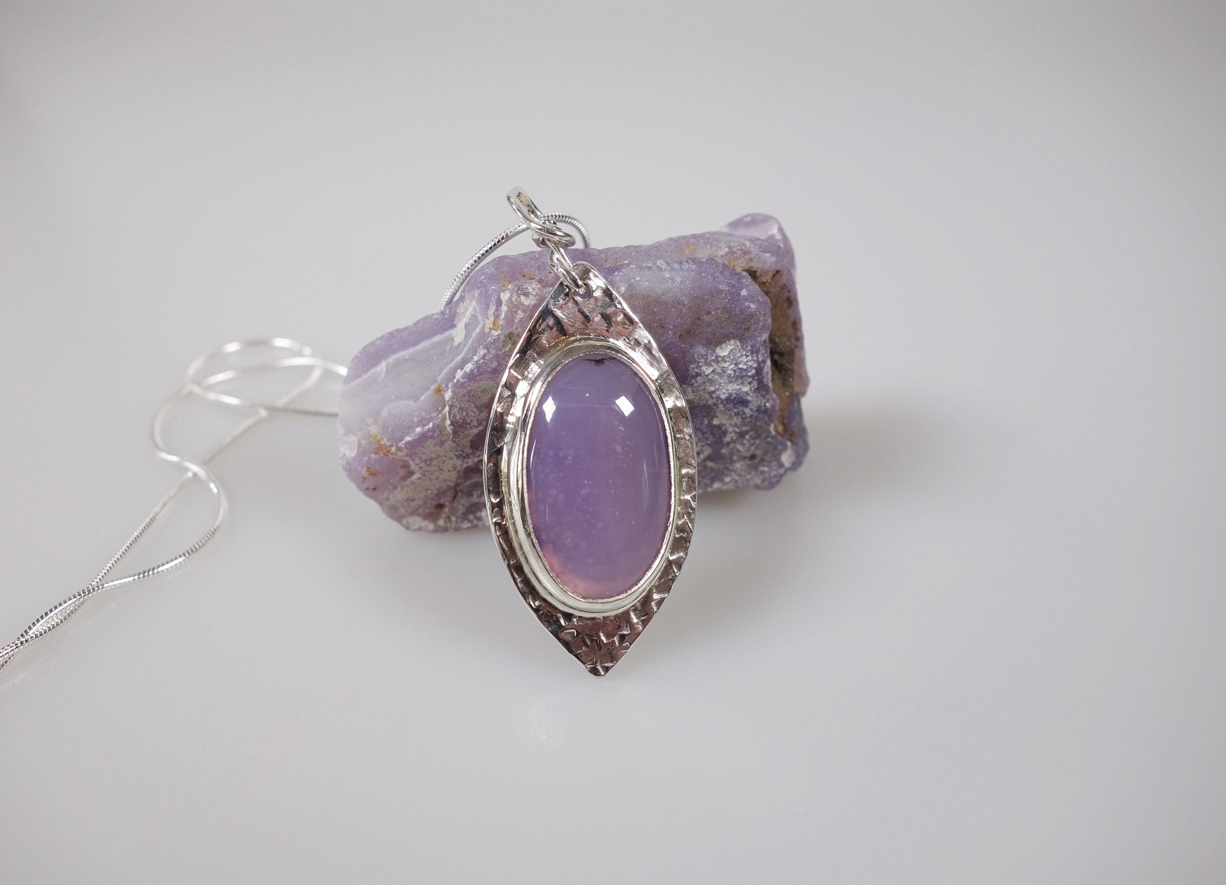 Féérie. Pendentif argent massif et agate. Bijou nature. Violet. Photo sur brut dagate holly blue. Pétale dargent.
