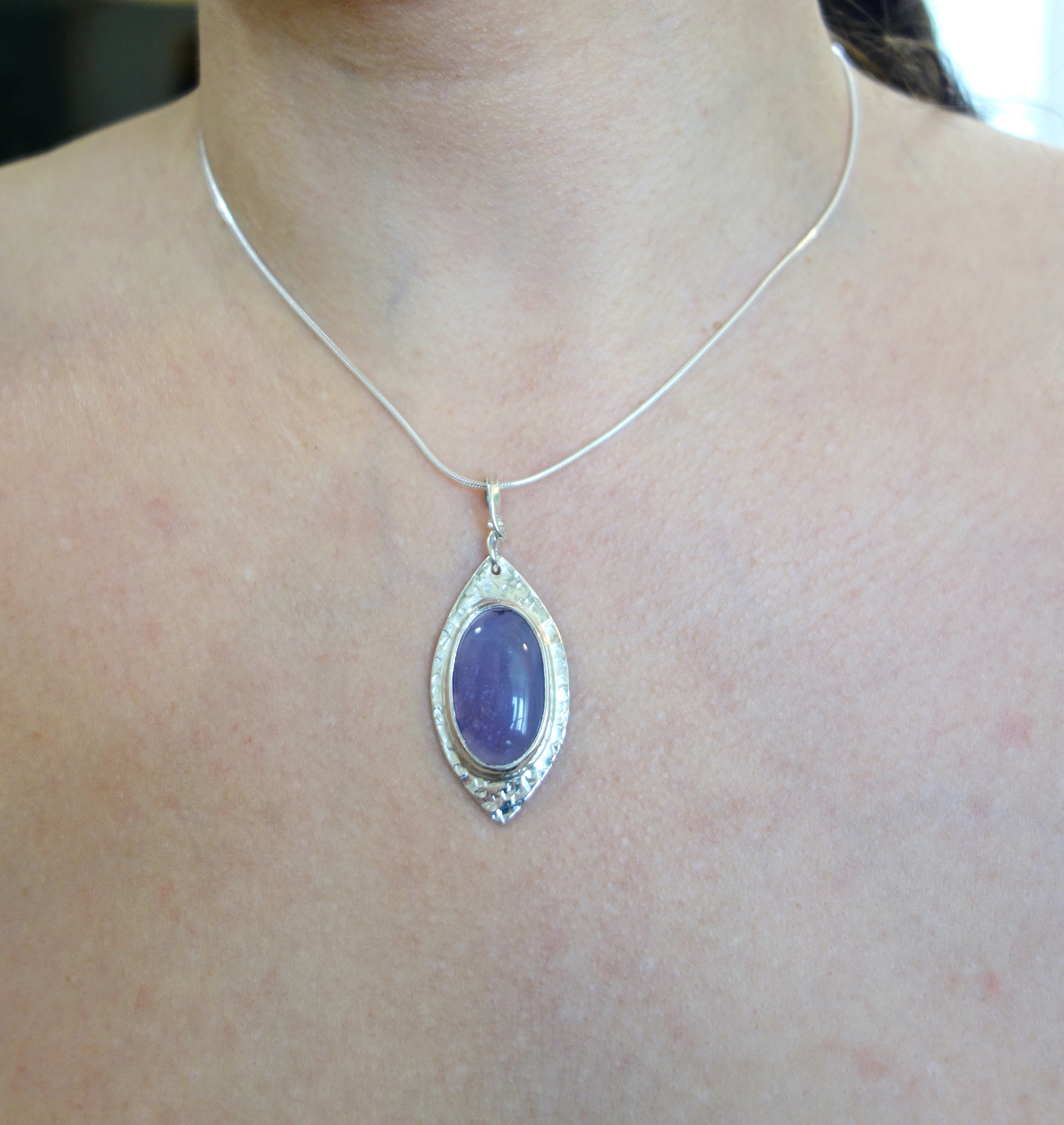 Féérie. Pendentif argent massif et agate. Bijou nature. Violet. Photo porté. Pétale dargent.